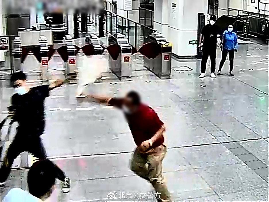 北京一男子在地铁上小便被行拘是怎么回事，关于男子在北京地铁辱骂警察的新消息。
