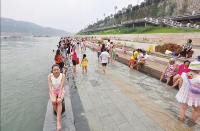四川宜宾上千市民长江边戏水是怎么回事，关于四川宜宾4名小孩江边玩水被冲走的新消息。