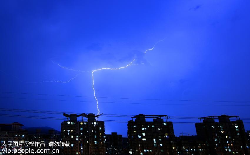 开阔地也易遭雷击！怎么防雷？是怎么回事，关于开阔地也易遭雷击!怎么防雷暴雨的新消息。