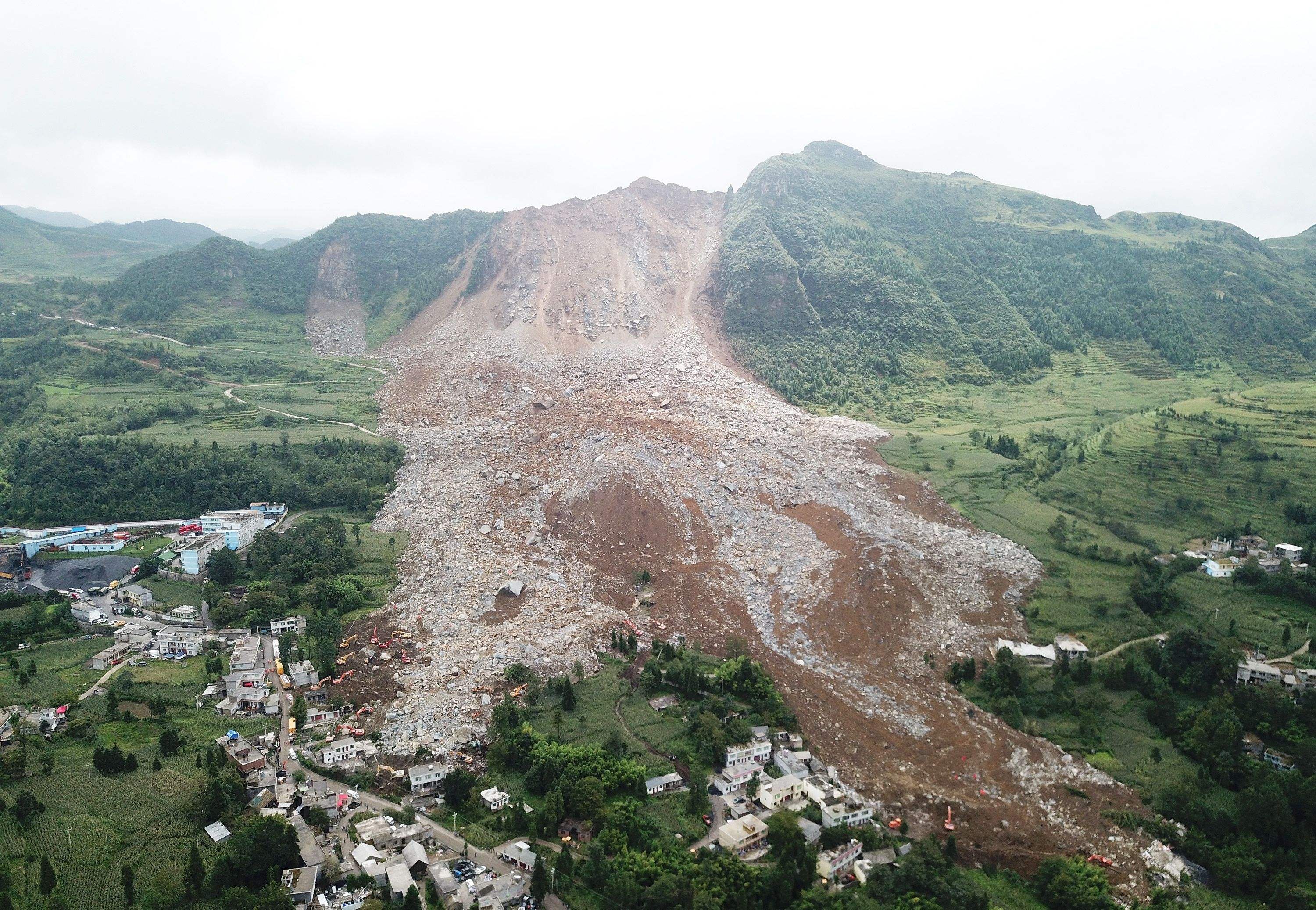 地形险峻的地区,因为暴雨,暴雪或其他自然灾害引发的山体滑坡并携带有