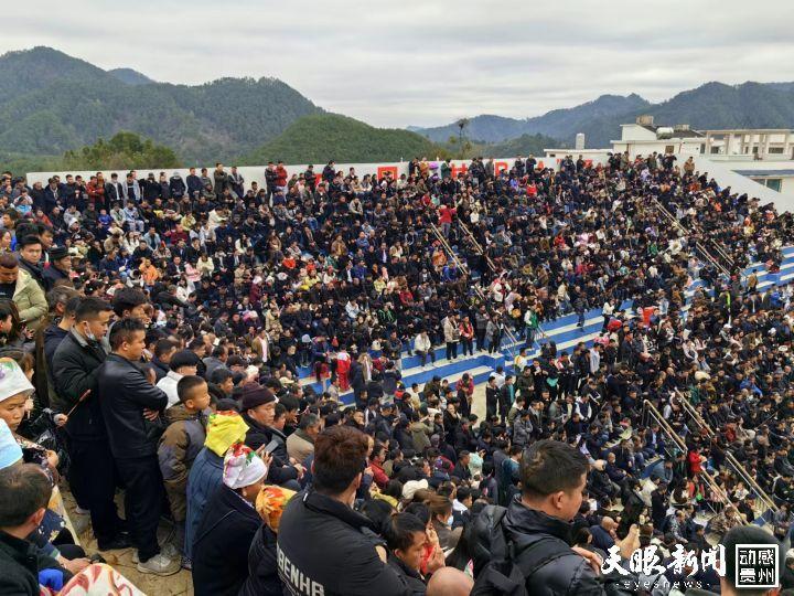 贵州“村BA”的热闹，姚明都慕了！为啥能火遍中国？一图读懂(图2)